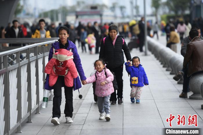 图为旅客前往重庆西站乘车。　陈超 摄