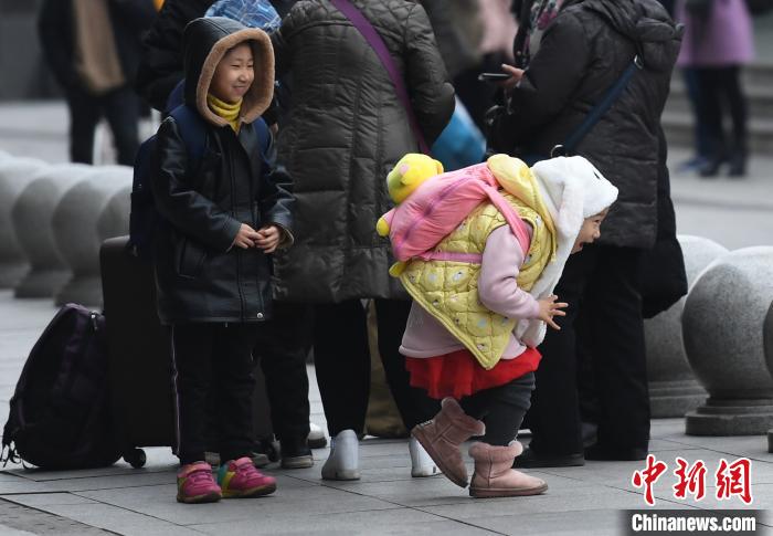 图为两位小孩在西站广场上嬉戏打闹。　陈超 摄