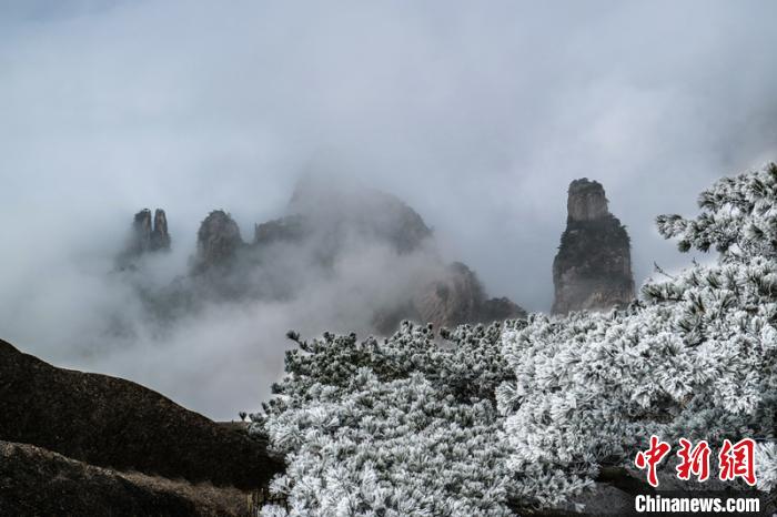 云雾缥缈，缠绕山峰，宛如仙境。　李金刚 摄