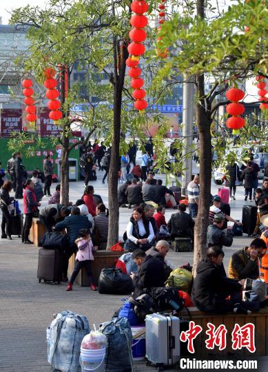 图为旅客在福州火车站广场上候车。　张斌 摄