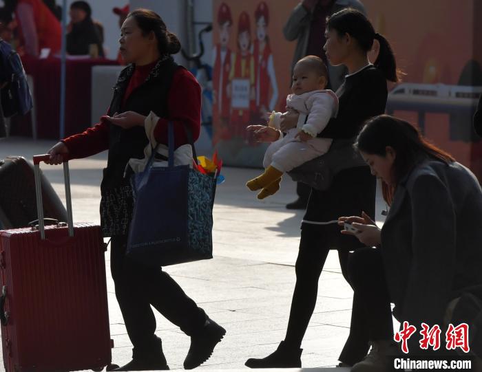 图为旅客前往福州火车站候车。　张斌 摄