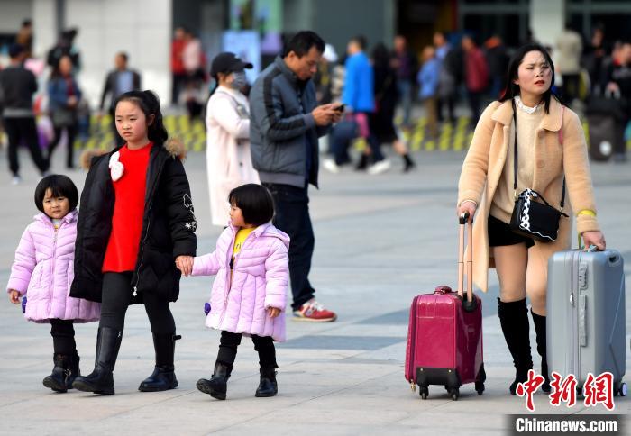 图为福州火车站广场出行的旅客。　张斌 摄